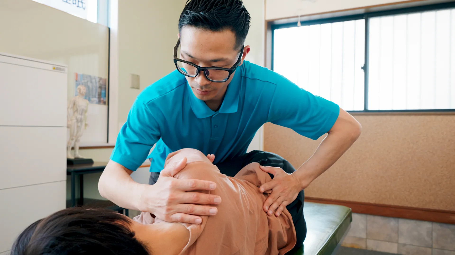腰痛でコルセットや骨盤ベルトってずっとつけてていいの？